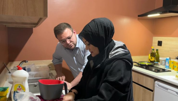 Başkan Erenler öğrenci evinde menemenin başına geçti