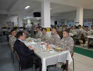 Vali Işın Mehmetçiklerle iftarda buluştu