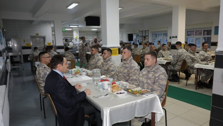 Vali Işın Mehmetçiklerle iftarda buluştu