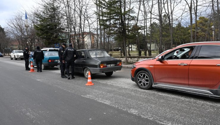 Kütahya polisi huzur mesaisinde! Binlerce araç ve şahıs sorgulandı
