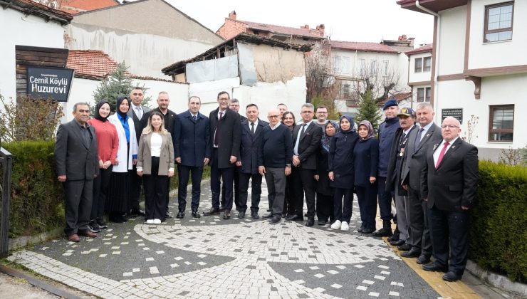 Asırlık çınarlara bayram ziyareti