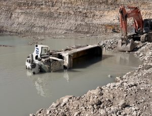 Maden sahasında hafriyat kamyonu devrildi: 1 ölü