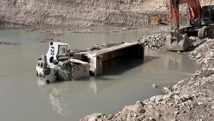 Maden sahasında hafriyat kamyonu devrildi: 1 ölü