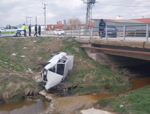 Çarpışan iki otomobilden biri dereye uçtu: 3 yaralı