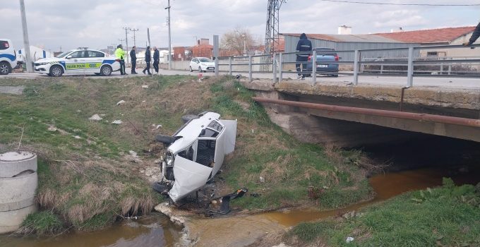 Çarpışan iki otomobilden biri dereye uçtu: 3 yaralı