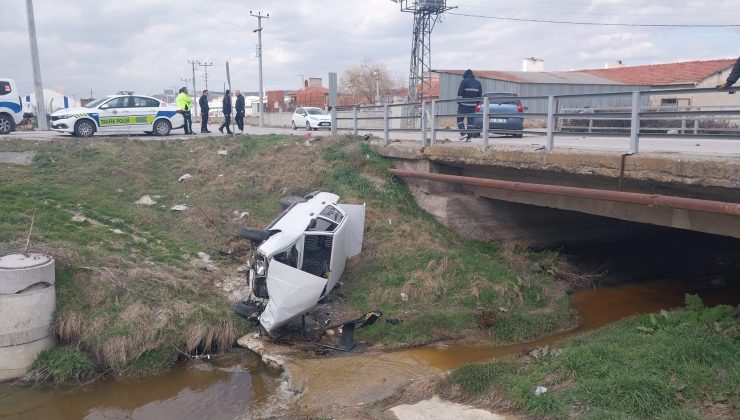 Çarpışan iki otomobilden biri dereye uçtu: 3 yaralı