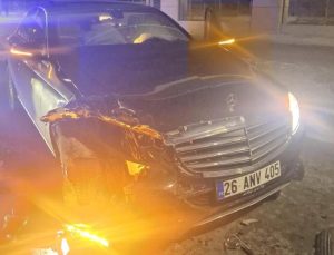 Otomobiller çarpıştı: 3 yaralı