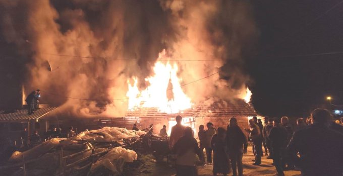 Samanlıkta çıkan yangın paniğe sebep oldu