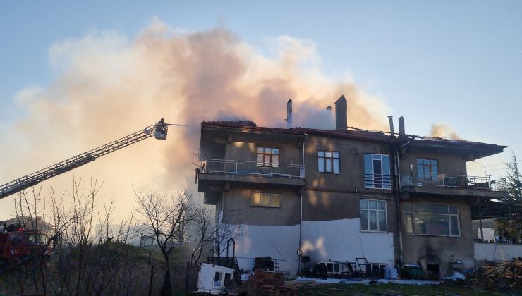 Evin çatısında çıkan yangın korkuttu