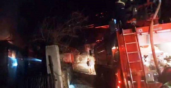 Samanlıkta çıkan yangın eve sıçradı: Alevler güçlükle söndürüldü