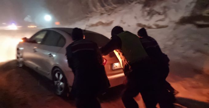 Dağ yolunda kar ve tipi etkili oldu: Sürücüler zor anlar yaşadı
