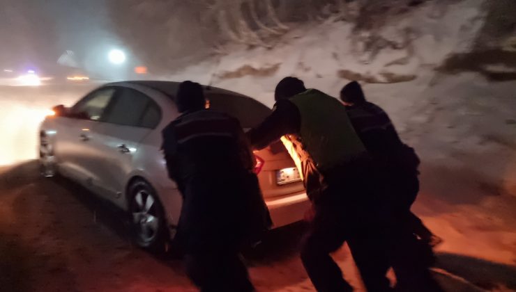 Dağ yolunda kar ve tipi etkili oldu: Sürücüler zor anlar yaşadı