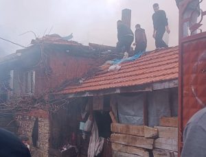 İki katlı ev alevlere teslim oldu