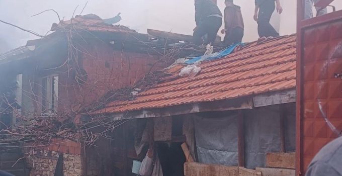 İki katlı ev alevlere teslim oldu