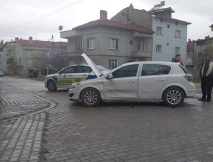 2 otomobil çarpıştı:1’i bebek 3 kişi yaralandı