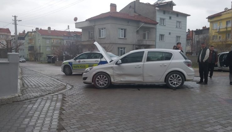 2 otomobil çarpıştı:1’i bebek 3 kişi yaralandı