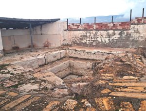 Tarihi Roma Hamamı göz göre göre yok oluyor