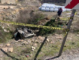 Takla atan otomobil su kanalına uçtu: 2 ölü, 1 yaralı