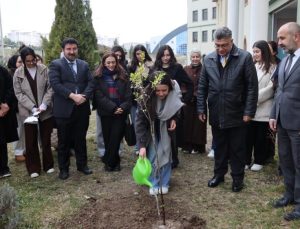 Geleceğin öğretmenleri ve minik eller el ele fidan dikti