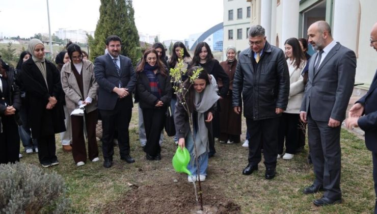 Geleceğin öğretmenleri ve minik eller el ele fidan dikti