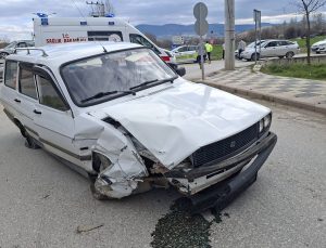 İki otomobil çarpıştı: 2 yaralı