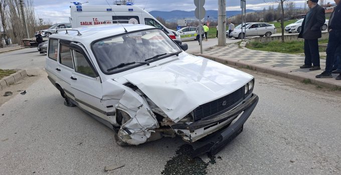 İki otomobil çarpıştı: 2 yaralı