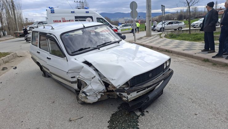 İki otomobil çarpıştı: 2 yaralı