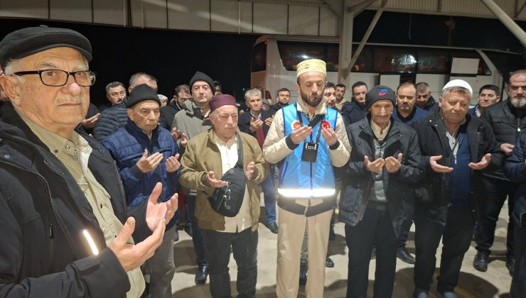 Umre yolculara dualarla uğurlandı