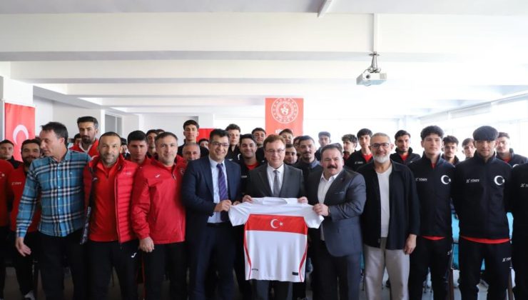 İşitme engelli milli sporcular gençlerle tecrübelerini paylaştı