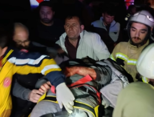 Palet yüklü tır devrildi: Sürücüyü itfaiye kurtardı