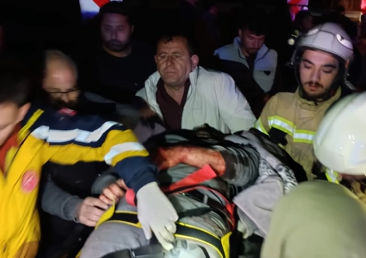 Palet yüklü tır devrildi: Sürücüyü itfaiye kurtardı
