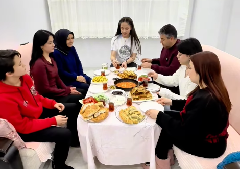 Başkan Akel gençlerin sahur sofrasına konuk oldu