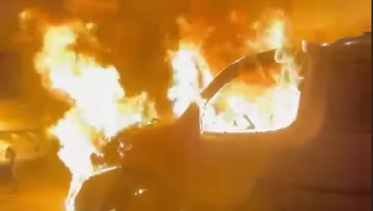  Hafif ticari araç alev topuna döndü