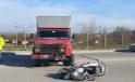 Kamyonun çarptığı motosikletli yaralandı