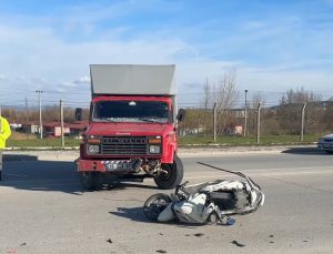 Kamyonun çarptığı motosikletli yaralandı