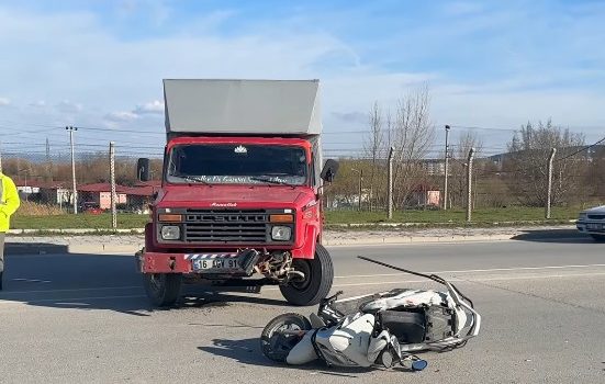 Kamyonun çarptığı motosikletli yaralandı