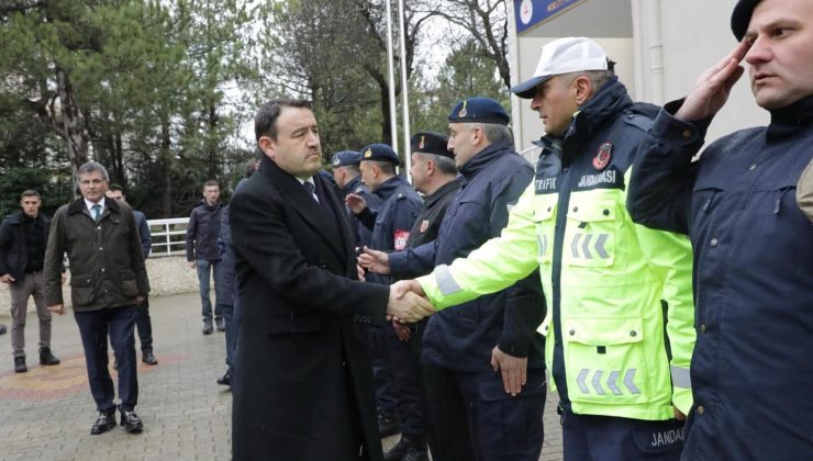 Vali Işın ve beraberindeki heyet güvenlik güçleriyle bayramlaştı