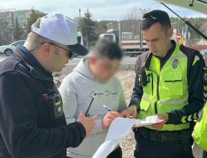 POLİSTEN KAÇTI, ÇEVRE YOLUNDA TERS YÖNE GİRDİ: 442 BİN TL CEZA YEDİ