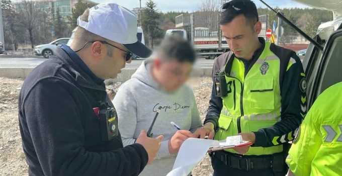 POLİSTEN KAÇTI, ÇEVRE YOLUNDA TERS YÖNE GİRDİ: 442 BİN TL CEZA YEDİ