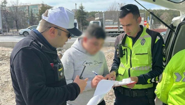 POLİSTEN KAÇTI, ÇEVRE YOLUNDA TERS YÖNE GİRDİ: 442 BİN TL CEZA YEDİ