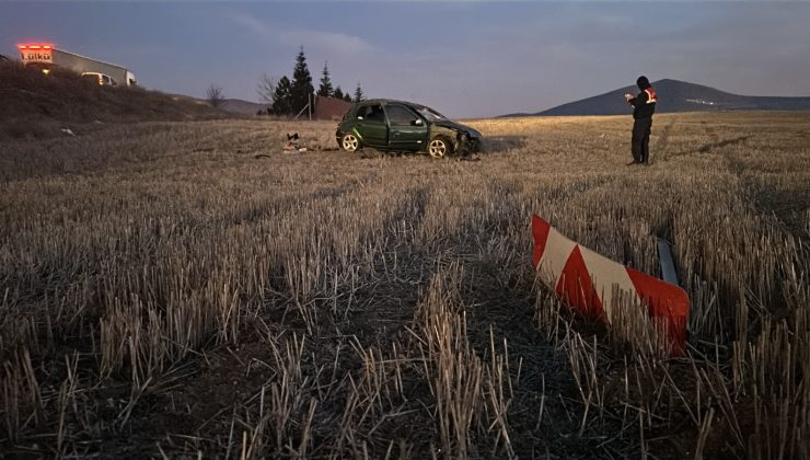 Otomobil tarlaya uçtu: 1 ölü 2 yaralı
