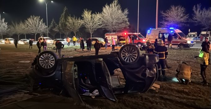 Aşırı hız kazayı getirdi! Otomobil takla attı: 2 yaralı