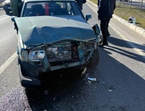 Ön kaputu açılan otomobil zincirleme kazaya neden oldu