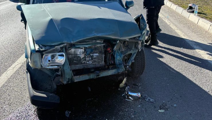 Ön kaputu açılan otomobil zincirleme kazaya neden oldu