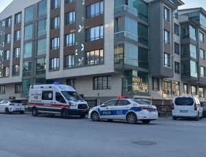 Çilingirle açılan kapının ardından acı çıktı: Annesini mutfakta ölü buldu