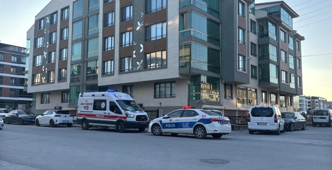 Çilingirle açılan kapının ardından acı çıktı: Annesini mutfakta ölü buldu