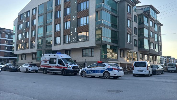 Çilingirle açılan kapının ardından acı çıktı: Annesini mutfakta ölü buldu