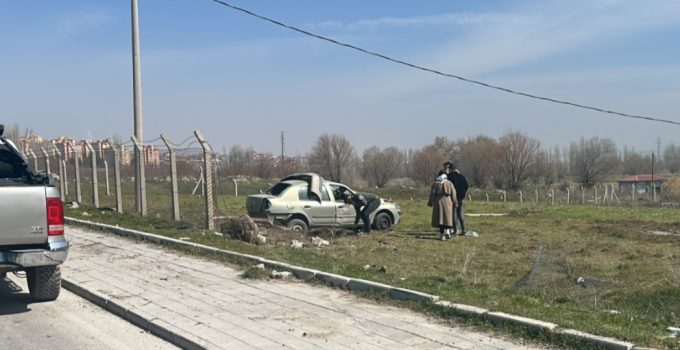 Beton bahçe direklerini deviren otomobil takla attı