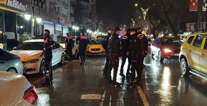 Alkollü eğlence mekanı önünde kavga: 4 gözaltı