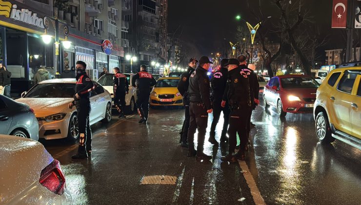 Alkollü eğlence mekanı önünde kavga: 4 gözaltı